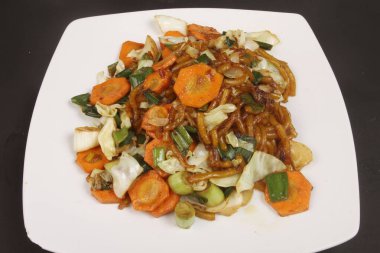 Bir tabak kızarmış erişte.