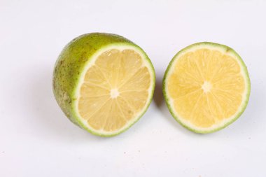 Dilimlenmiş limon beyaz arkaplanda izole