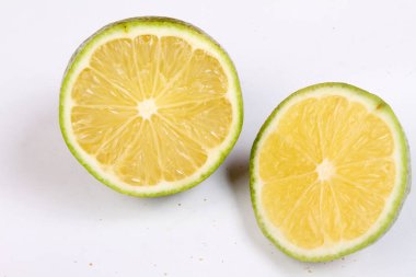 turuncu beyaz zemin üzerine yarısı