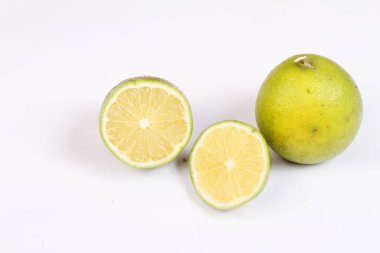 beyaz arkaplanda taze kireç