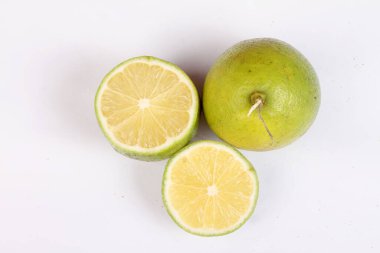 Kireç ve üzerinde beyaz izole limon