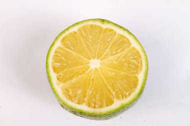 Beyaz arka plan üzerinde taze portakal dilim