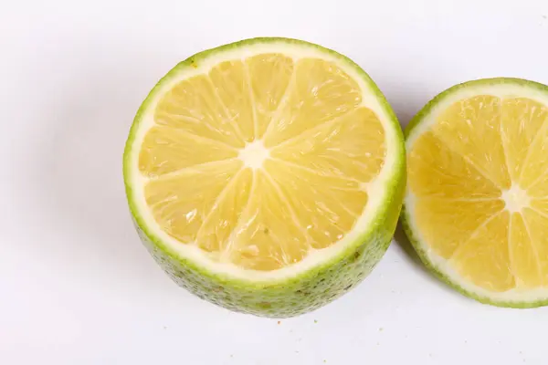 Нарезанный Свежий Лимон Изолирован Белом Фоне — стоковое фото