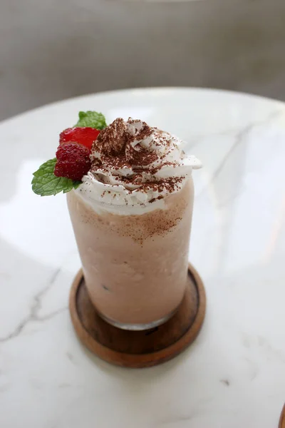Uma Xícara Cocktail Chocolate Com Chantilly Mesa — Fotografia de Stock