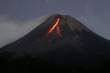 merapi Dağı geceleri patlar
