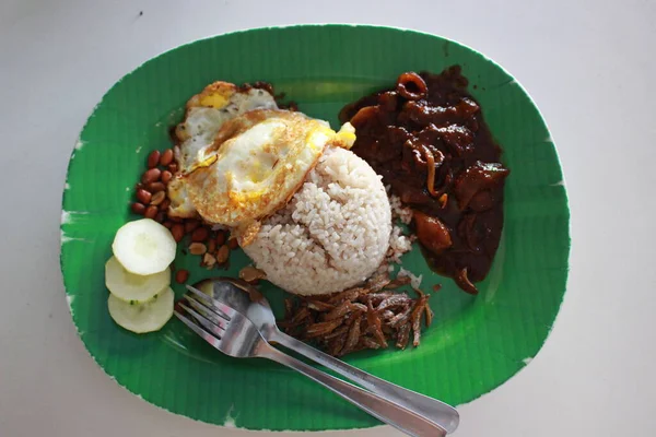 Ris Med Kyckling Och Stekt Ägg Thailändsk Mat Stekt Fläsk — Stockfoto