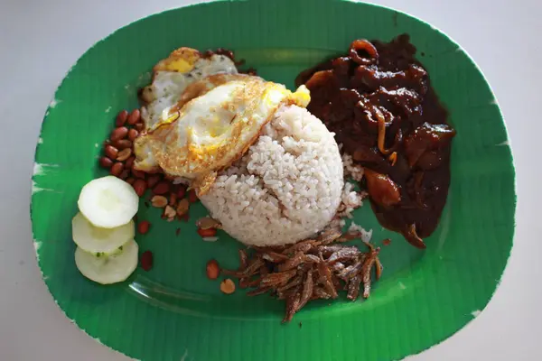 Indonéz Rizs Tükörtojással Zöldségekkel — Stock Fotó