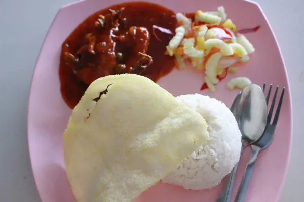 Sült Rizs Sült Tojással Sült Sertéshússal Tányéron Thai Stílusú Étel — Stock Fotó