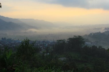 Sabah güneş doğuyor.