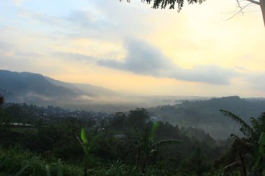 Dağlarda güzel bir gün batımı
