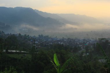 Dağları ve bulutları olan güzel bir manzara