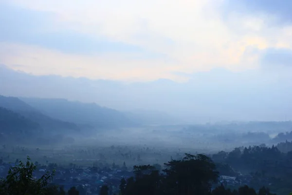 Dağlarda Sisli Bir Sabah — Stok fotoğraf