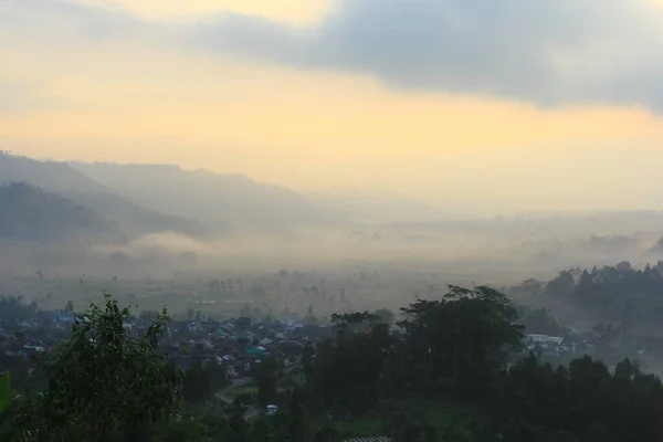Piękny Krajobraz Mgłą Rano — Zdjęcie stockowe