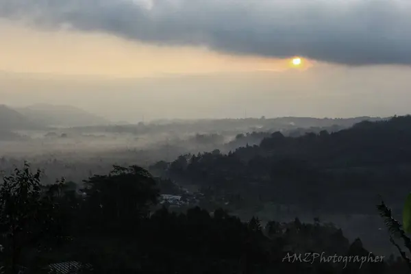 Mooie Zonsondergang Met Een Berg Achtergrond — Stockfoto