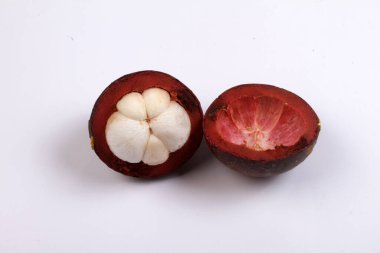 Beyaz arkaplanda taze kırmızı steen