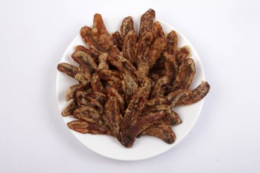 Beyaz arka planda kurutulmuş muz veya sidik satışı