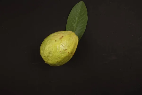 Citron Vert Sur Fond Noir — Photo