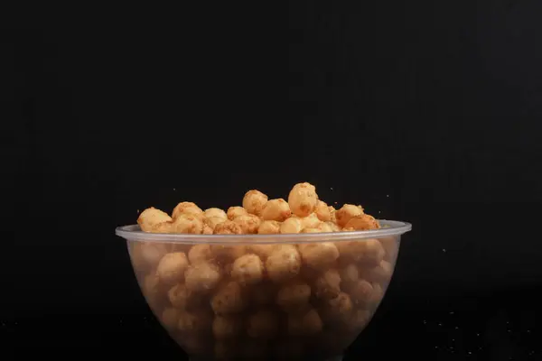 Popcorn Dalam Mangkuk Latar Belakang Hitam Yang Terisolasi — Stok Foto