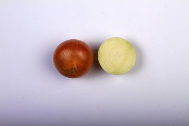 Beyaz zemin üzerinde yeşil soğan ve soğan izole