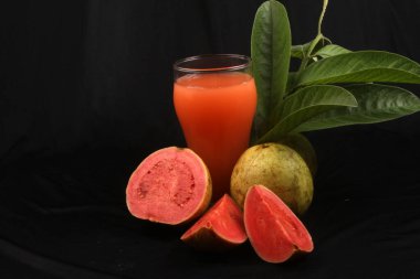 Taze greyfurt ve siyah arka planda meyve.