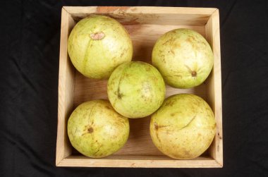 guava siyah arkaplanda izole edildi