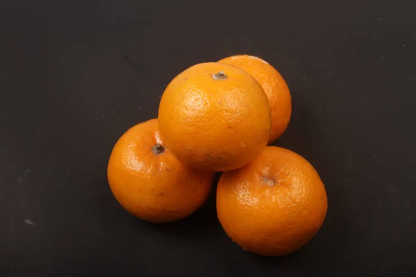 Frisches Orange Auf Schwarzem Hintergrund — Stockfoto
