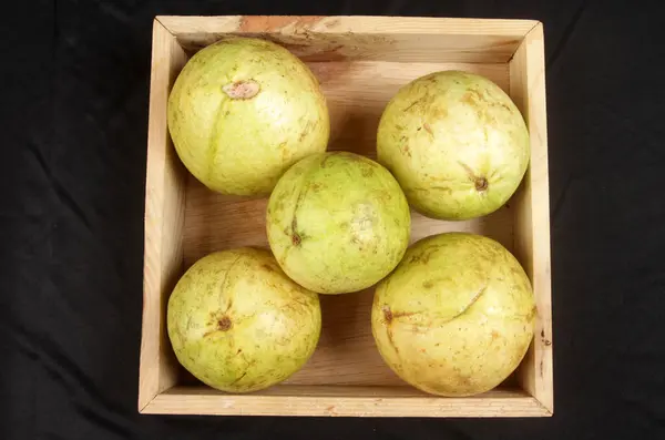 Guava Απομονωμένη Μαύρο Φόντο — Φωτογραφία Αρχείου