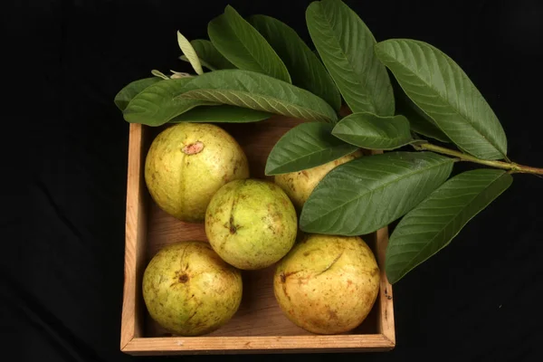 Guave Isoliert Auf Schwarzem Hintergrund — Stockfoto