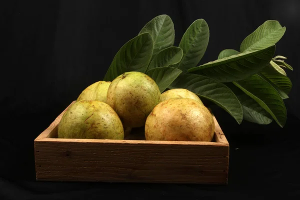 Guava Geïsoleerd Zwarte Achtergrond — Stockfoto