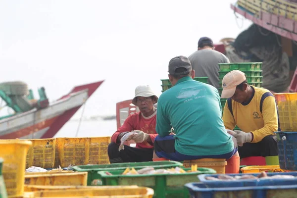 Teknedeki Balıkçılar — Stok fotoğraf
