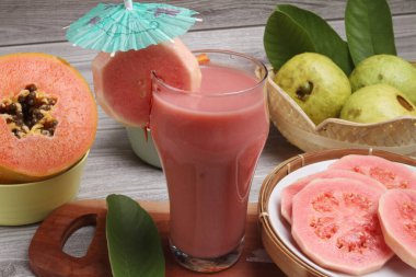 Masada guava meyveli bir bardak guava suyu.