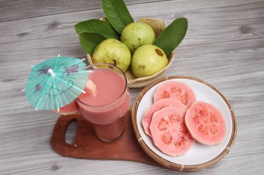 Masada guava meyveli bir bardak guava suyu.