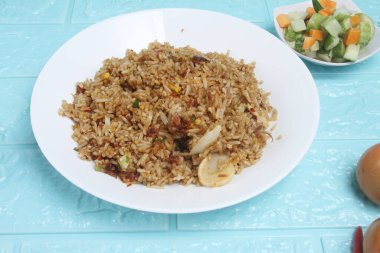 bir tabak kızarmış pirinç