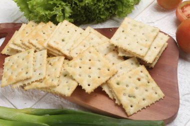 Sebzeli bisküviler masada.