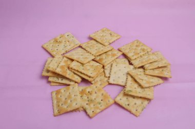 Pembe arka planda izole bisküviler