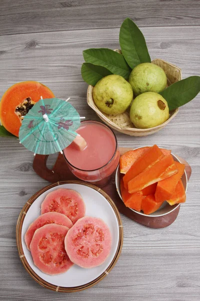 Egy Pohár Guava Guava Gyümölccsel Asztalon — Stock Fotó