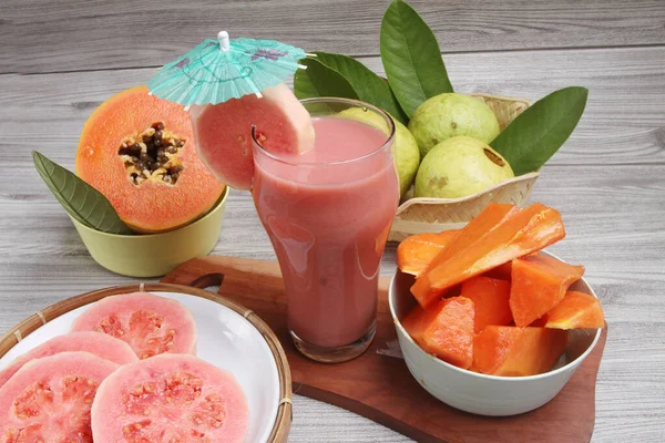 Bicchiere Succo Guava Con Frutta Guava Sul Tavolo — Foto Stock