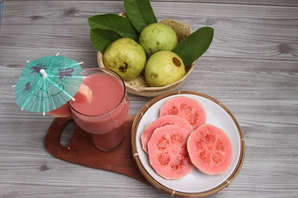 Ett Glas Guava Juice Med Guava Frukt Bordet — Stockfoto
