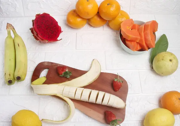 Frutti Tropicali Sul Tavolo — Foto Stock
