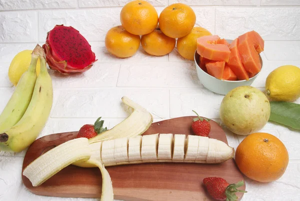 Tropische Früchte Auf Dem Tisch — Stockfoto