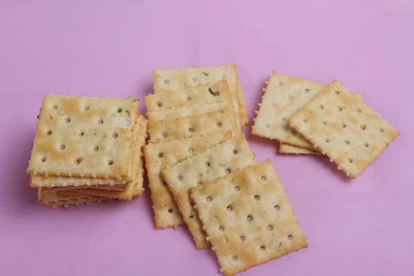 Pembe arka planda izole bisküviler