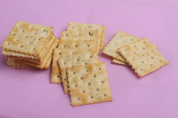 Cracker Kekse Isoliert Auf Rosa Hintergrund — Stockfoto