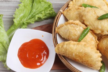 Pirinç vermicelli ve sebzelerle dolu hamur işi atıştırmalığı.