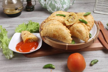 Pirinç vermicelli ve sebzelerle dolu hamur işi atıştırmalığı.