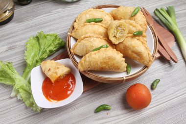 Pirinç vermicelli ve sebzelerle dolu hamur işi atıştırmalığı.