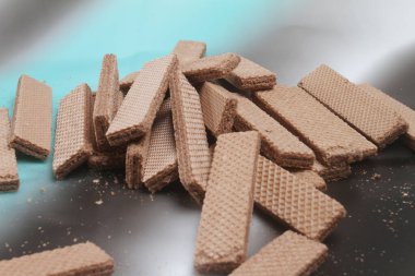 Çikolatalı bisküviler renkli masada.