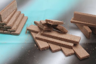 Çikolatalı bisküviler renkli masada.