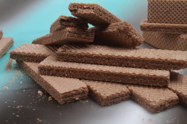 Çikolatalı bisküviler renkli masada.