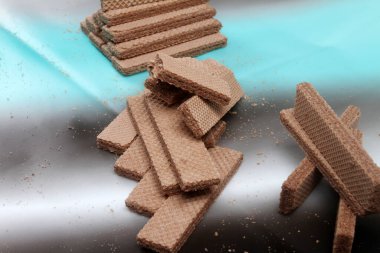 Çikolatalı bisküviler renkli masada.