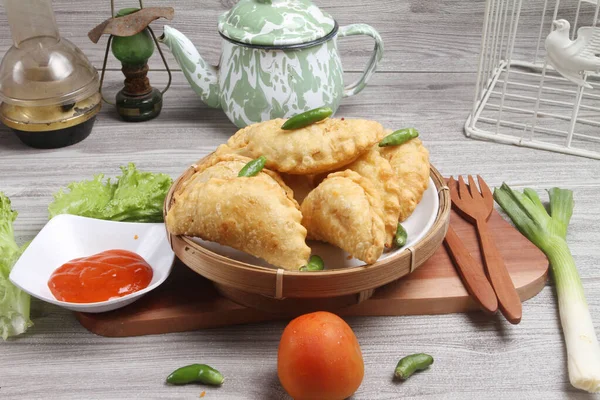 Pirinç vermicelli ve sebzelerle dolu hamur işi atıştırmalığı.